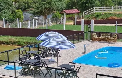 Linda chacara em contenda, com piscina e salão de festas
