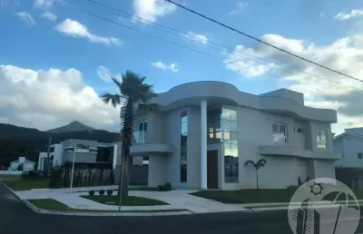 Linda casa no caledônia em camboriú com 3 suítes de esquina