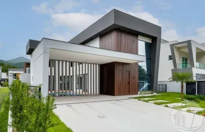 Linda casa no caledônia em camboriú com 1 suíte master + 3