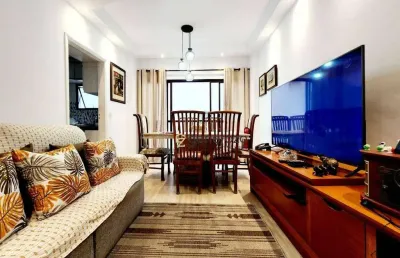 Apartamento a venda na praia das astúrias, 02 dormitórios, com garagem e sacada