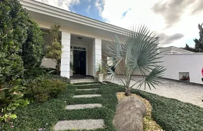 Casa plana em rua super tranquila com  224m² de área construída em terreno de 436m no bairro america - joinville sc valor r$1.590.000,00