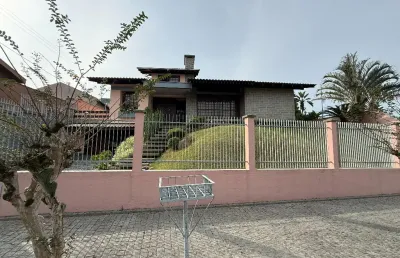 Casa atemporal a venda com uma generosa área privativa de 303m² de área construída e averbada, terreno de 717m²