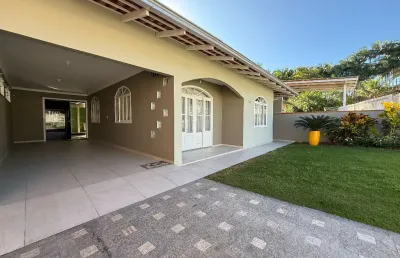 Casa plana com 238m² de área construída em rua sem saída a venda no boehmerwald por r$ 589.000,00.