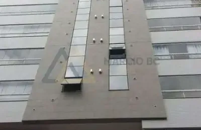 Apartamento com 2 quartos, prédio com piscina no bairro pioneiros - balneário camboriú/sc