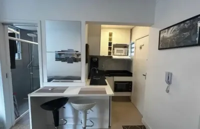 Kitnet, quadra da praia, portaria 24h, elevador, 1 vaga de garagem , bairro: ponta da pra