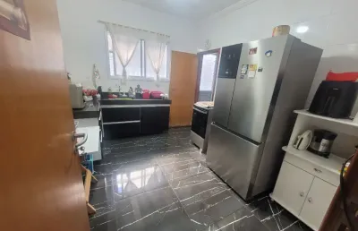 Sobresposta térrea, quintal em l, 2 vagas de garagem, bairro: aparecida, cidade: santos/sp