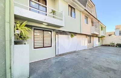 Sobrado triplex a venda proximo ao shopping jardim das americas com 3 quartos no condominio bronislau viii, curitiba
