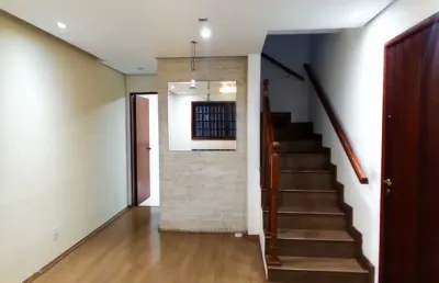 Linda casa sobrado de 144m² de 2 quartos, sendo 1 suíte e 2 vagas de garagem em monte alegre - taboão da serra