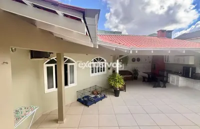 Casa plana com 4 quartos em rua super tranquila em promoção de 619 mil por 589 mil.