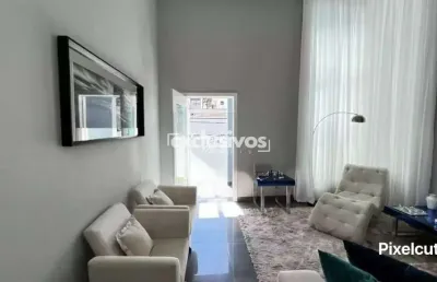 A casa tem 264 m2 mobiliada no vila nova condomínio quinte essence.