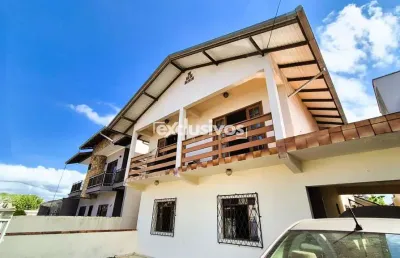 Sobrado averbado 136m² privativos, com 6 dormitórios e 2 vagas no boa vista em joinville/sc