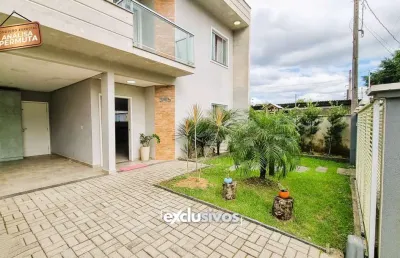 Charmoso sobrado com1 suíte mais 2 quartos, piscina e 2 vagas de garagem à venda  na vila nova de joinville, por r$ 680.000,00