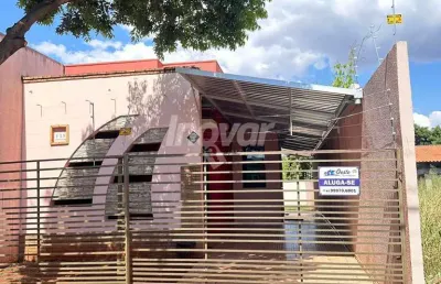 Casa com sala e cozinha conjugadas, sobra de terreno, toda cercada
