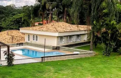Casa em condomínio para venda com 4 quartos, sendo 2 suítes, 587m²