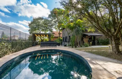 Casa em condomínio para locação com 5 quartos, sendo 5 suítes, 1,200m²