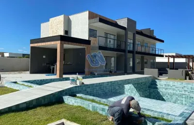 Casa em condomínio fechado 2/4, sendo uma suite em barra do jacuípe