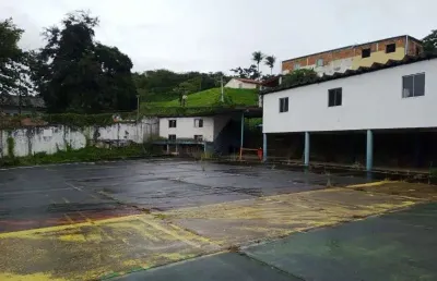 Galpão com pátio 2.700m2 de área construida e 10.900m2 total em coutos