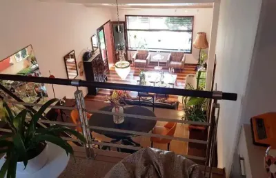 Casa duplex decorada com 4 quartos sendo 1 suíte ampla na parte superior e 1 suíte master com closet e banheira de hidromassagem