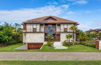 Casa duplex em condominio mobiliada e decorada com 5 suítes sendo 1 suíte master com 558,22m2 em praia do forte