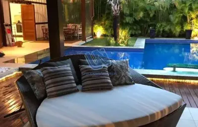 Casa em condominio fechado em praia do forte, 5/4 sendo 02 suites, a 10 min da praia e 5 min da vila.