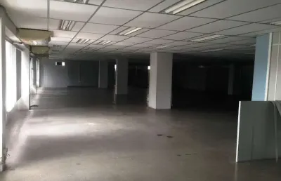 Sala comercial com 350m2 para alugar no caminho das árvores
