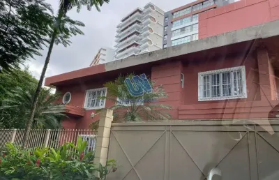 Casa com 5 quartos suítes com 429m2 de área construída no horto florestal