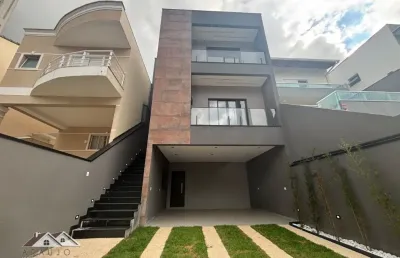 Lindo sobrado de alto padrão, com 3 dormitórios, 4 vagas e piscina !