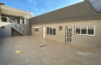 Casa térrea com 3 dormitórios e 4 vagas de garagem.