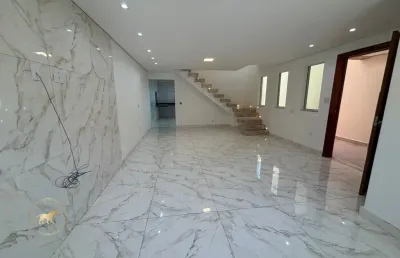 Sobrado com 3 dormitórios e garagem subterrânea com 6 vagas