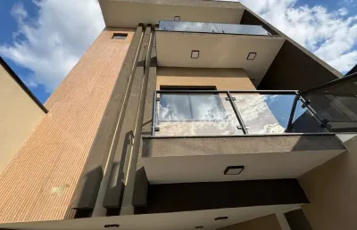 Sobrado de alto padrão com 3 dormitórios e 6 vagas de garagem