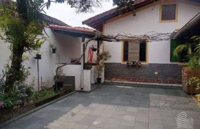Seu refúgio na praia: casa ampla com lareira, suítes e área gourmet sofisticada