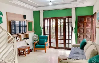 Conforto e lazer no canto do forte: casa geminada com piscina e churrasqueira!