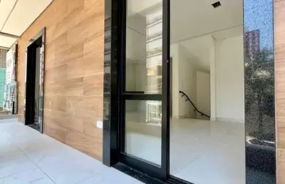 Sobrado triplex em condomínio, com piscina e 2 suites a uma quadra da praia