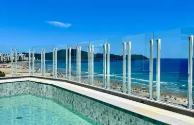 Pé na areia 2 dormitórios vista pro mar lazer na cobertura piscina panorâmica