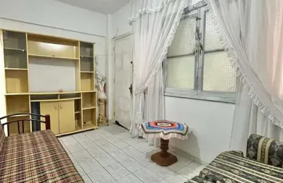 Apartamento 1 dormitório 1 vaga mobiliado 2o andar escadas 500m da praia