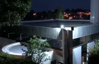Casa modernista térrea com pé direito alto a venda no encontro das águas