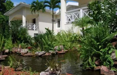 Bela mansão no encontro das águas , lagoa e lago de carpas , 2.200.000 euros