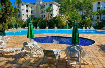 Apartamento um quarto, sacada e churrasqueira, bloco com elevador, condomínio wembley tênis na praia das toninhas ubatuba