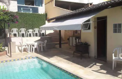 Linda casa em rua fechada para permuta em condomínio com área de lazer!