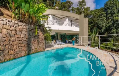 Linda casa na encosta com vista privilegiada para o mar!