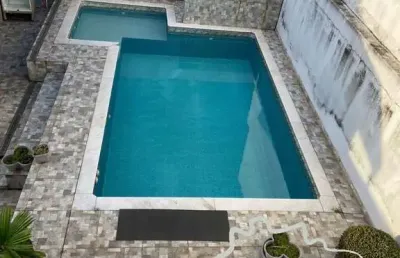 Casa assobradada de 350m2 na zona leste! com piscina, churrasqueira e suíte master.