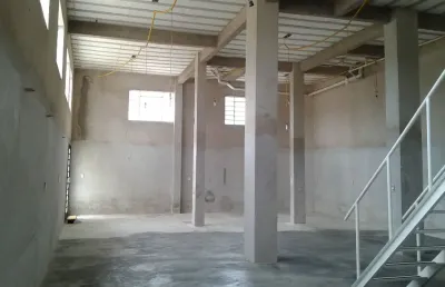 Gl00009 - galpão com pé direito duplo e casa á locação, em são roque - sp