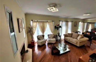 Por $1.100.000, desvenda-se a beleza arquitetônica. com 306 m² de construção e 374 m² de terreno, 4 quartos, 2 suítes, um refúgio  prazeroso.