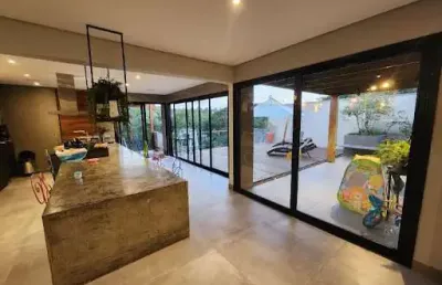 Num refúgio chamado fazendinha, ergue-se uma casa térrea, onde o encanto se revela.