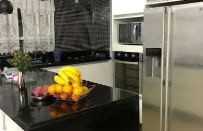 Descubra o lar dos sonhos, onde a poesia da vida floresce! uma casa encantadora de 3 quartos, 120m², aguarda por você no prestigiado condomínio.