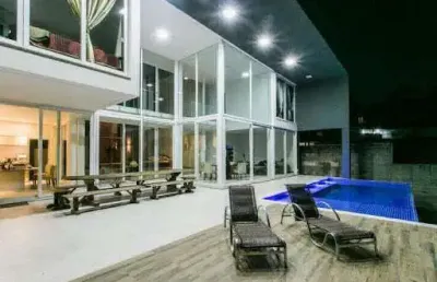 Desfrute desta oportunidade única com vista permanente para o campo de golfe.