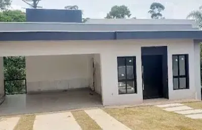 O acabamento é excelente, com piso de porcelanato vene doro nas salas.