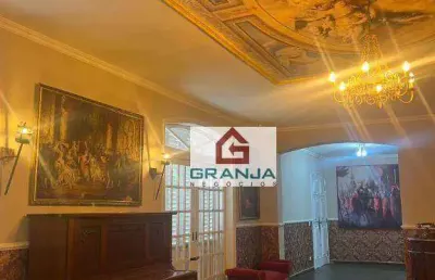 . a mansão é repleta de quadros e detalhes medievais, com todos os quartos e ambientes seguindo essa temática.
