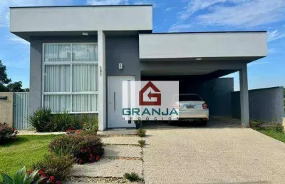 Esta casa térrea também possibilita a criação de um espaço de lazer incrível na parte inferior, ideal para construir uma piscina e uma área gourmet.