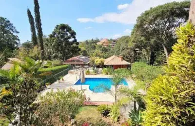 A área de lazer é um verdadeiro convite ao relaxamento, com uma bela piscina com cascata e um terraço externo.
